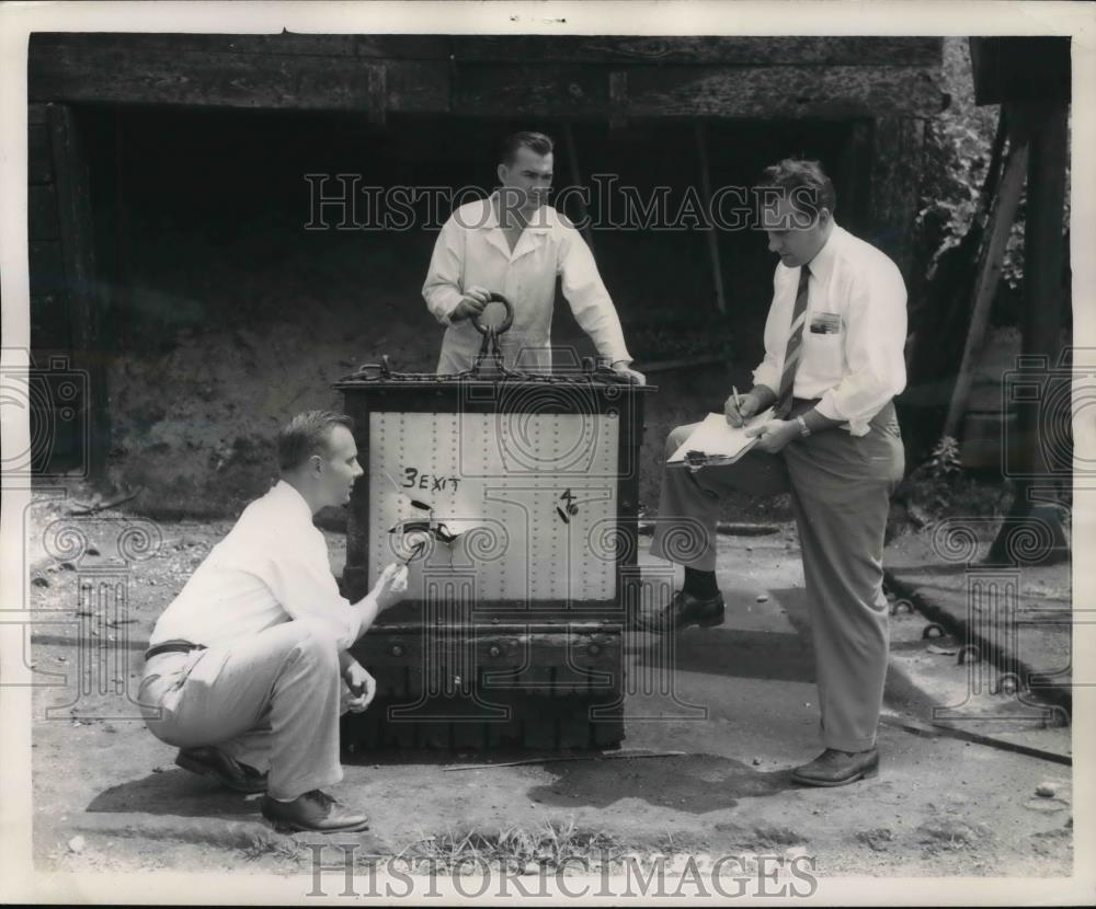 1957 Press Photo Examining the damage to a self-sealing fuel cell after gun fire - Historic Images