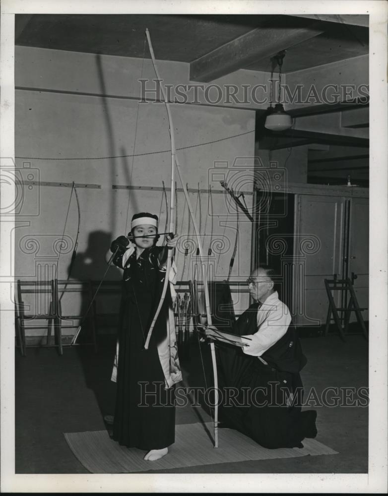 1940 Press Photo Daughter all ready to fire while father loads up - Historic Images