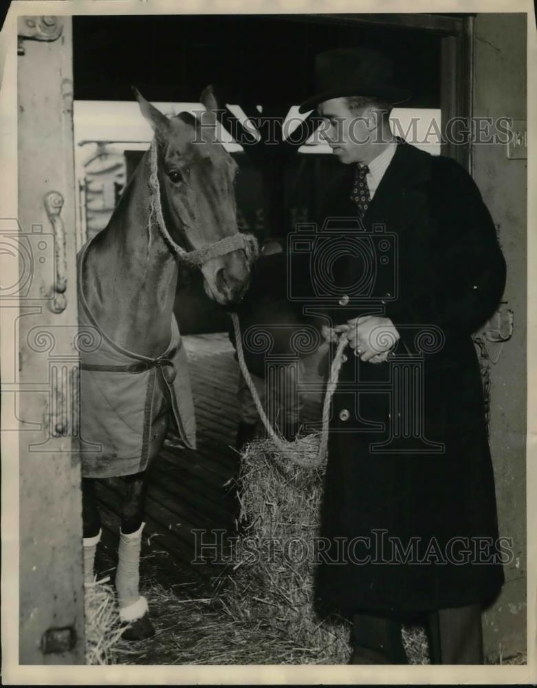 1937 Press Photo William Fergus with horse headed for Field Artillery Polo club - Historic Images