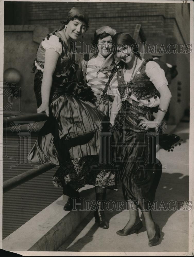 1923 Press Photo Nina Bedrucich, Helen Street &amp; Anna Tavaraza in Spanish costume - Historic Images