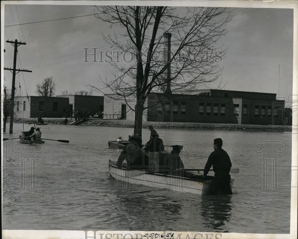 1940 Press Photo Deputy sheriffs deliver food for marooned up-state New Yorkers - Historic Images