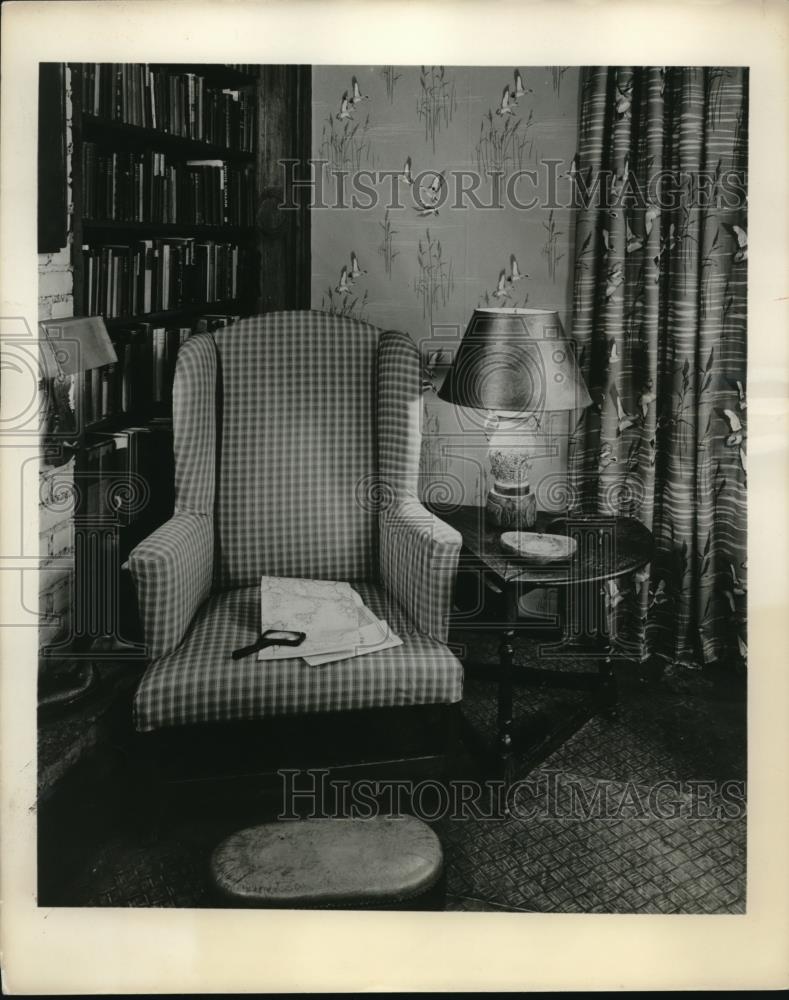 1957 Press Photo A Library For Masculine Tastes - Historic Images