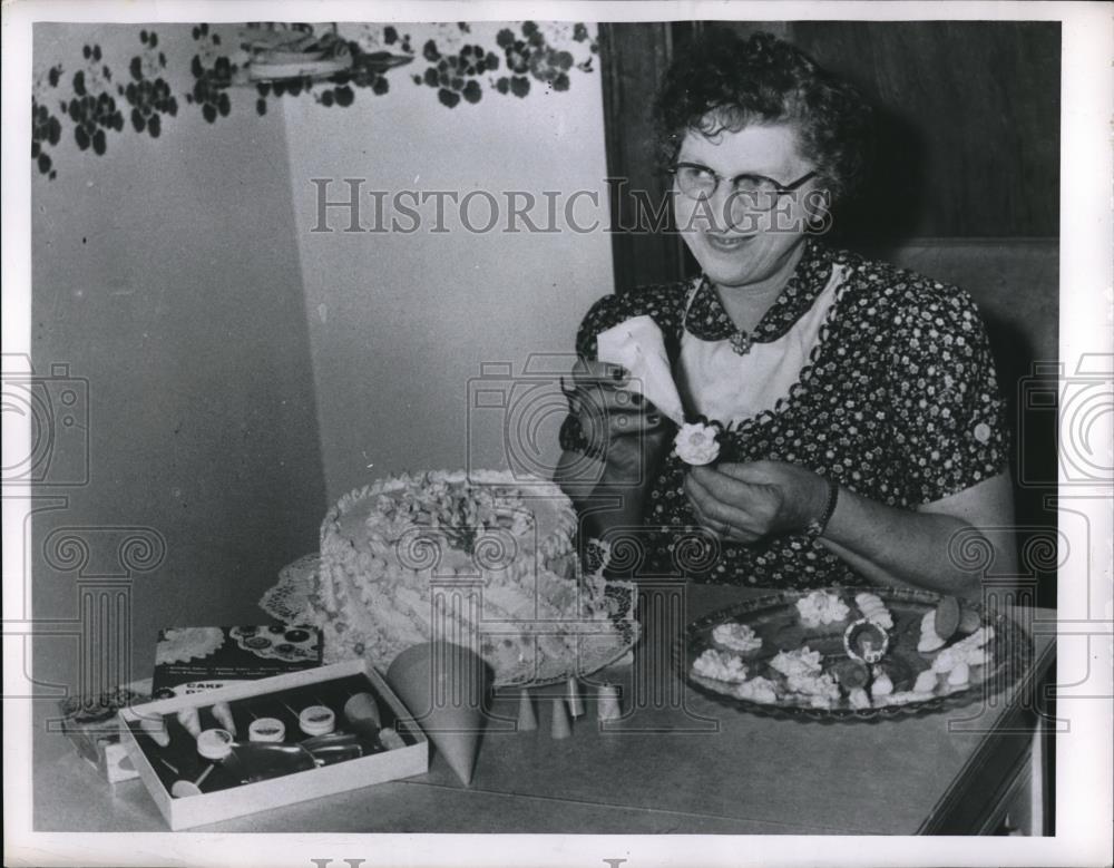 1955 Press Photo Mrs John Dwyer of Morning View Ky Cake Decorator - Historic Images