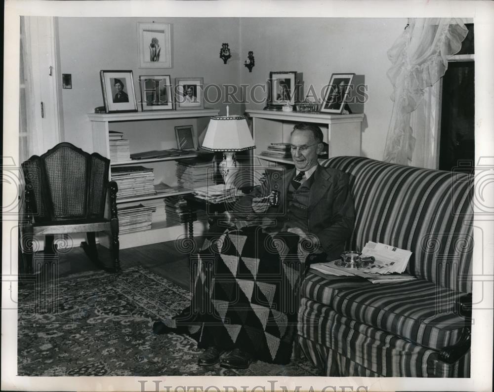 1949 Press Photo Dr. Pressly seated in his homey living room - Historic Images