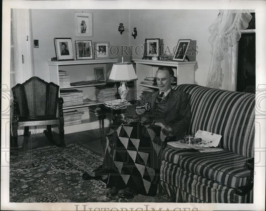 1949 Press Photo Dr. Pressly seated in his homey living room - Historic Images