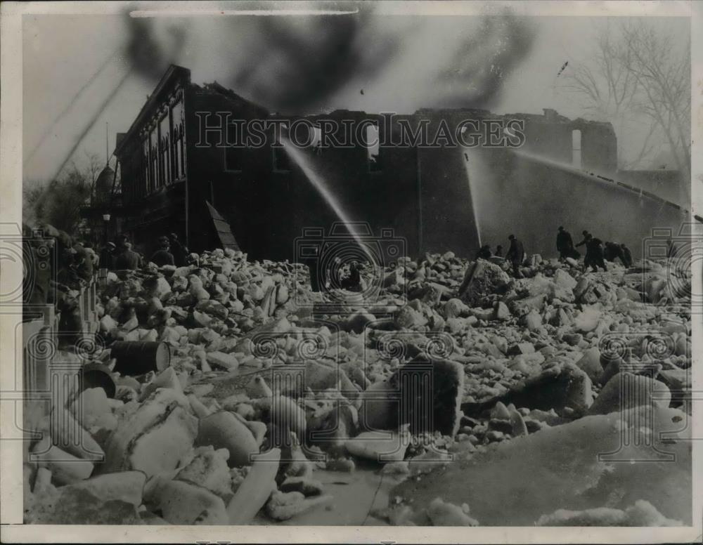 1935 Press Photo Building Fire - Historic Images