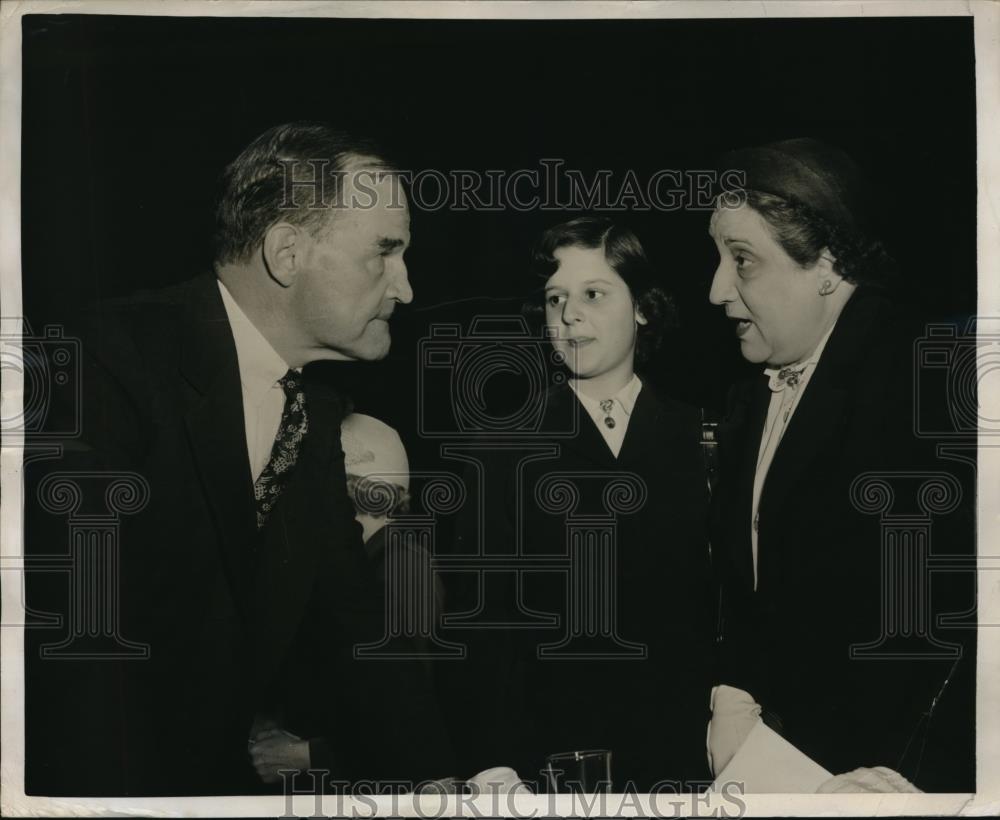 1951 Press Photo Irvine Olds Doris and Harry Adelman US Steel share holders - Historic Images