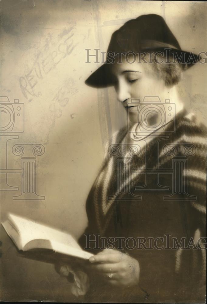 1937 Press Photo Elinore Cowan Stone fiction author of Belated Holiday - Historic Images