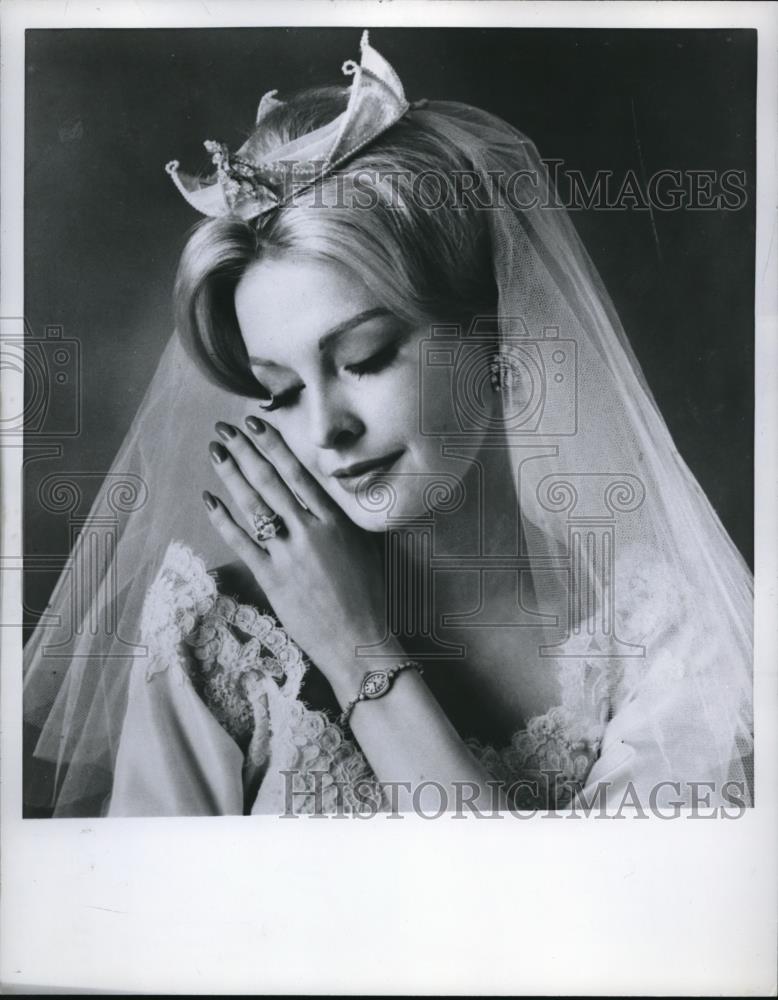 1960 Press Photo Coronet Bridal Veil. - Historic Images