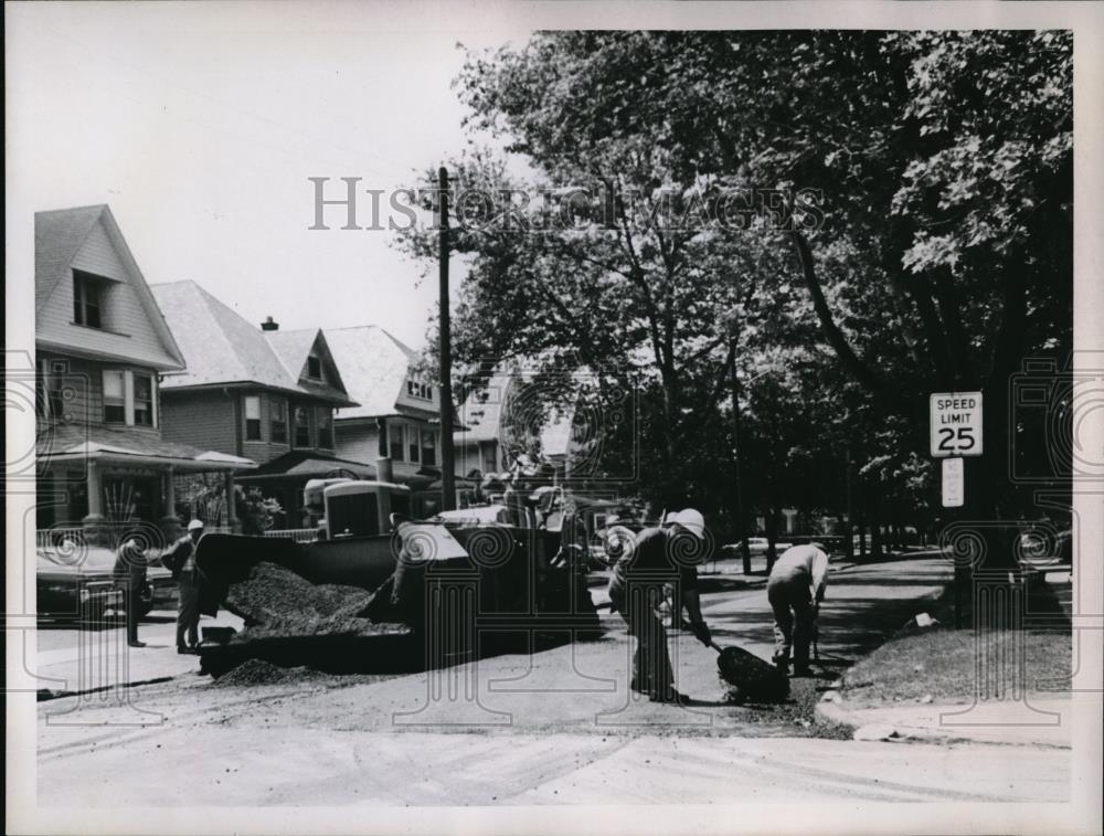 1969 Press Photo City crews resurfacing Chesterfiled Ave in COuncilman George - Historic Images