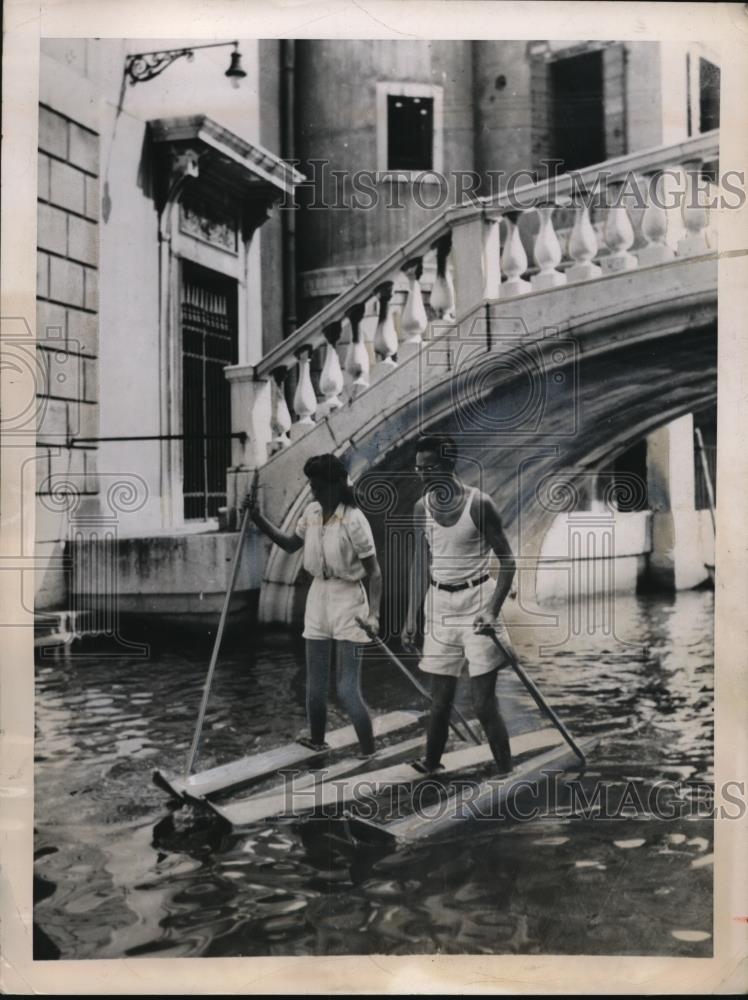 1948 Press Photo Two Venitians gently glide down waterway on the Venice Canal - Historic Images