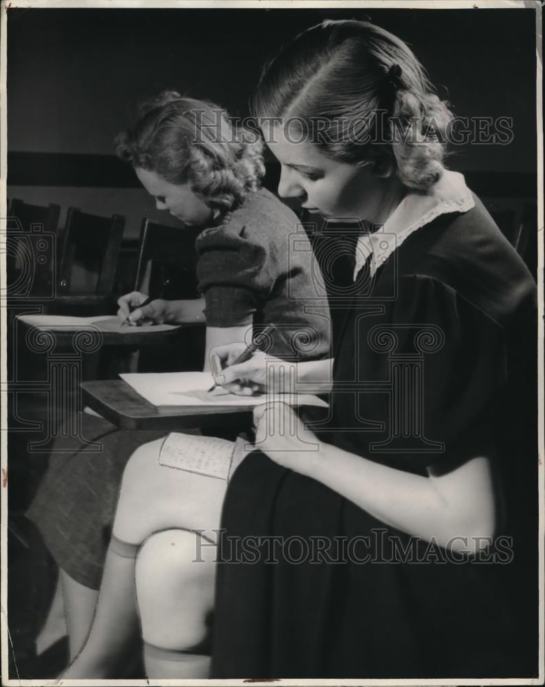 1939 Press Photo this is a woman only item the crib is fastened to the co-ed&#39;s - Historic Images