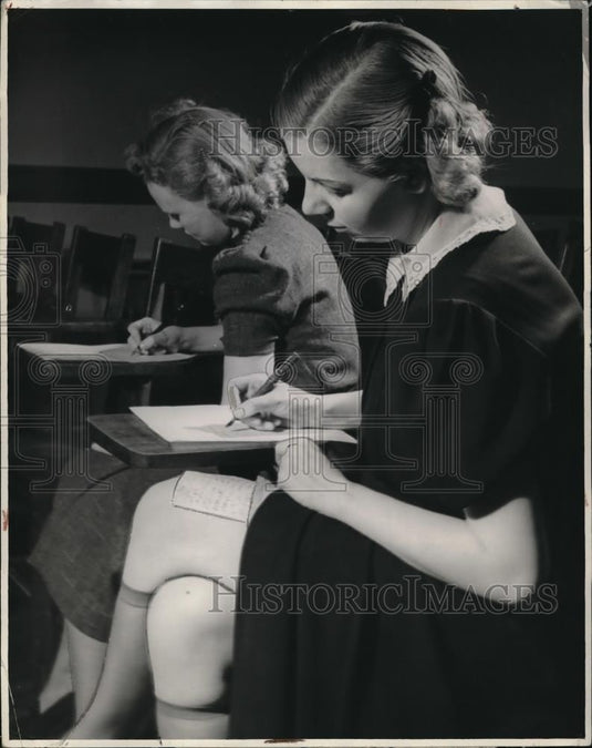 1939 Press Photo this is a woman only item the crib is fastened to the co-ed's - Historic Images