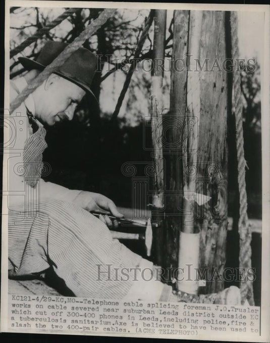 1947 Press Photo JO Trusler fixing cable cut during telephone strike in Missouri - Historic Images