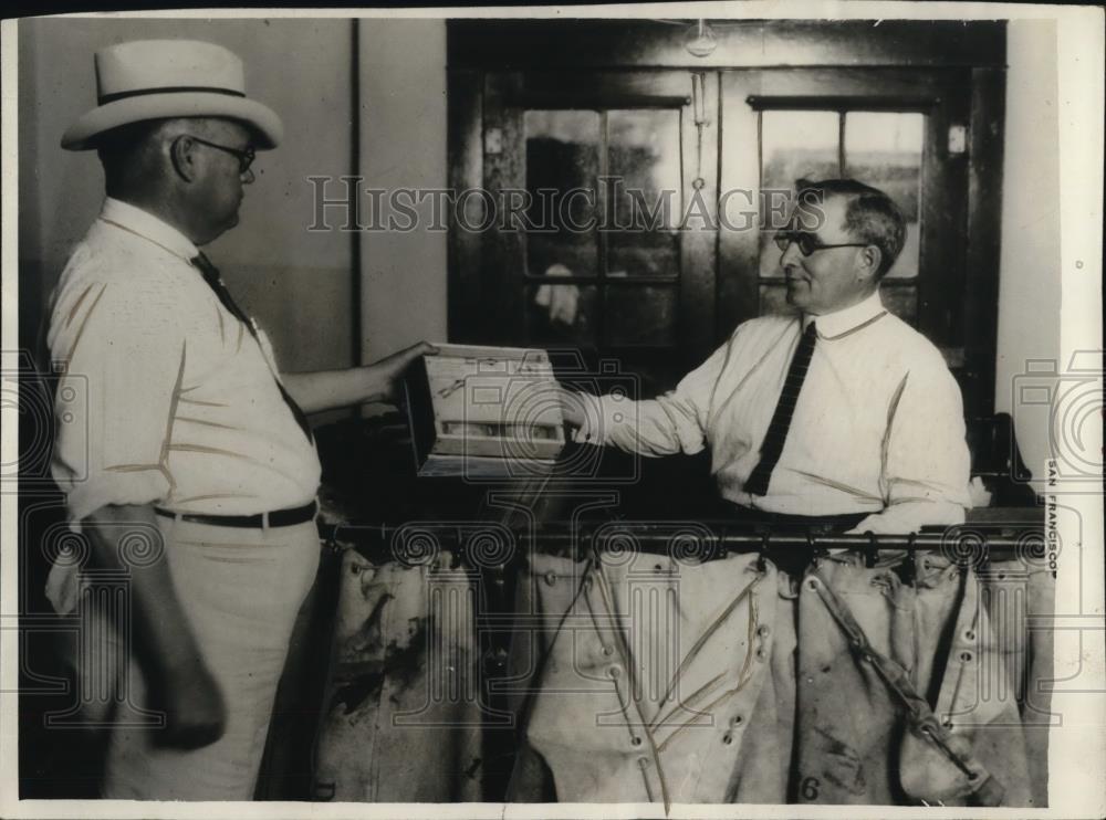 1928 Press Photo Fred R. Bright hands package over to Postmaster C.C. Jenkins - Historic Images
