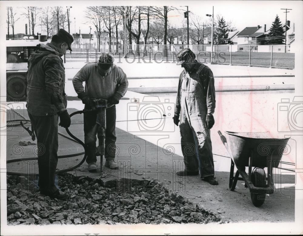 1965 Press Photo Jim Overman, Robert Curry &amp; Mike Zahurskey creating pool - Historic Images