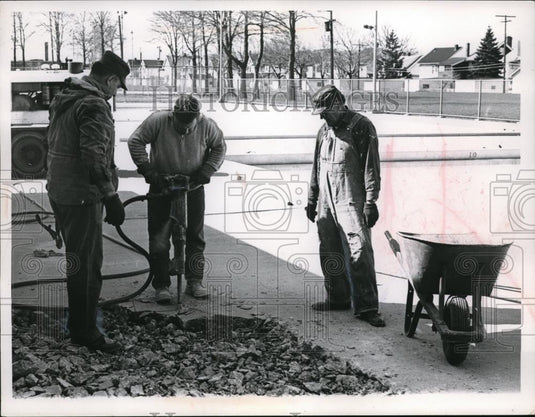1965 Press Photo Jim Overman, Robert Curry & Mike Zahurskey creating pool - Historic Images