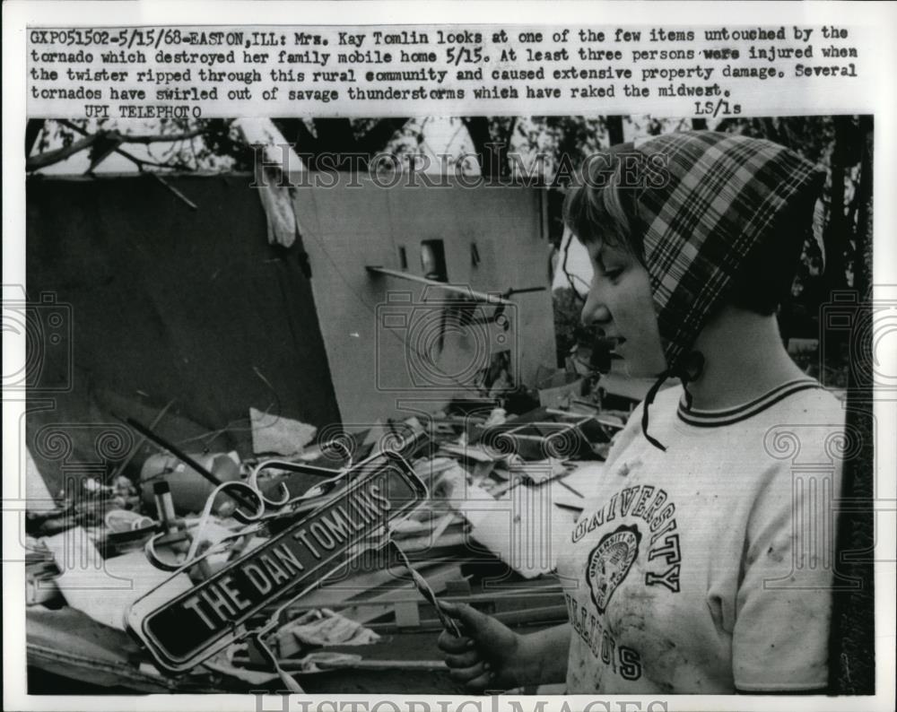 1968 Press Photo Easton Ill Mrs Kay Tomlin looks at one of the few items - Historic Images