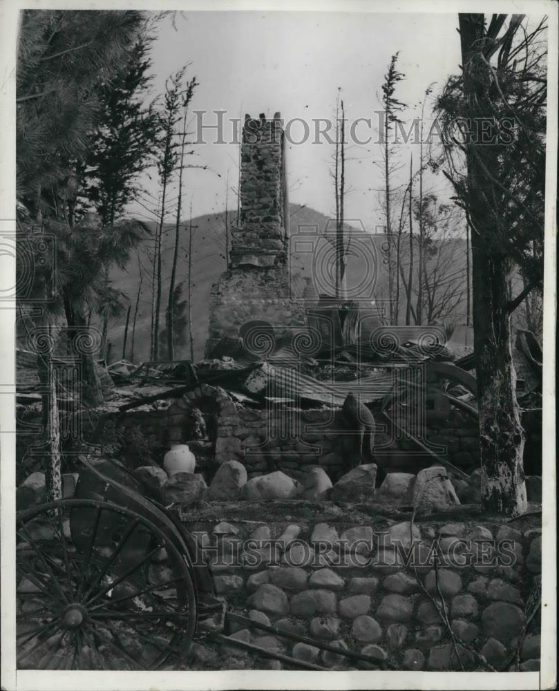 1943 Press Photo Remnants of Home Destroyed by Brush Fire in Santa Monica - Historic Images