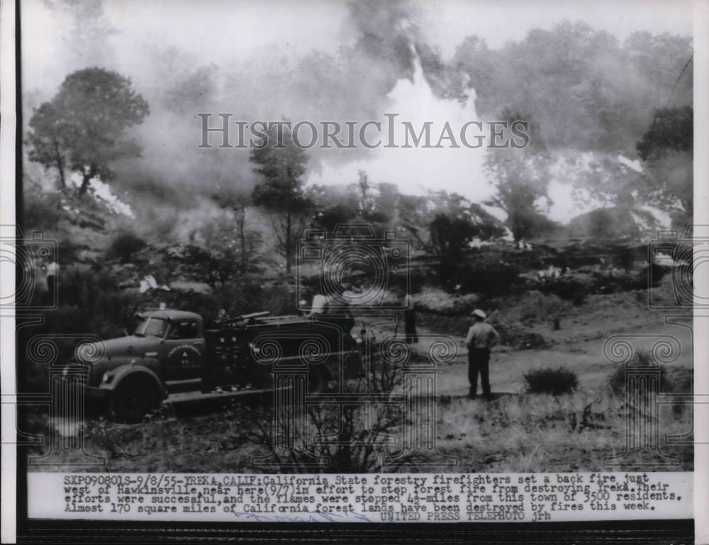 1955 Press Photo Firefighters Set A Back Fire Just West Of Hawkinsville - Historic Images