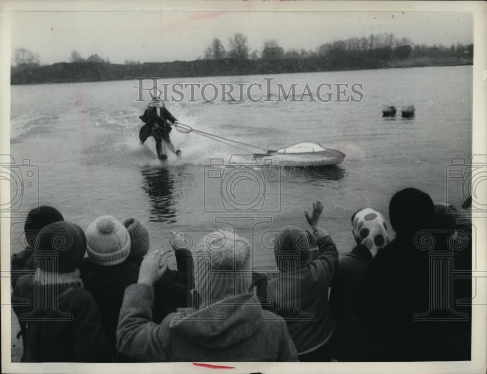 1963 Press Photo Santa Clause on Water Skis in Hamburg - Historic Images