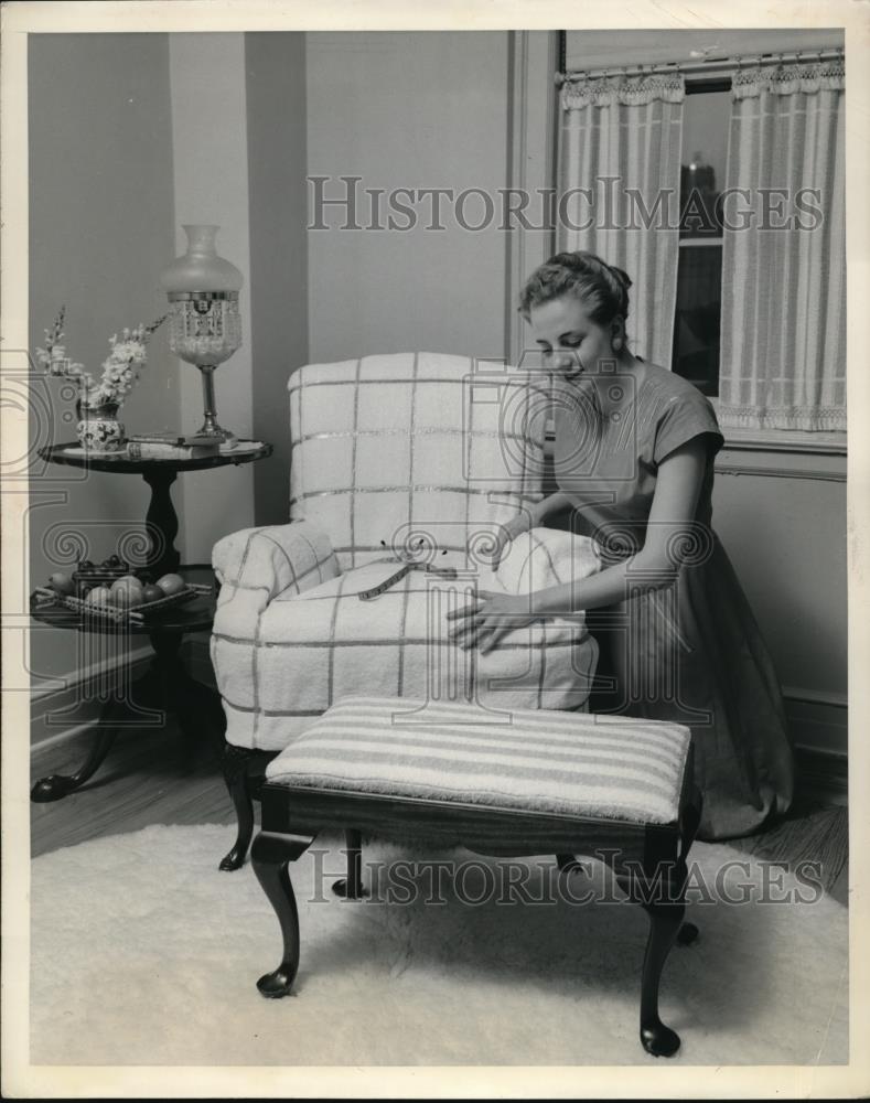 1958 Press Photo Terry CLoth Beach Sheet makes a summer cover for antique chair - Historic Images