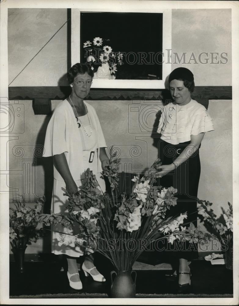 1932 Press Photo Mrs. Doan and Mrs. Moeller on Garden Club flower show - Historic Images