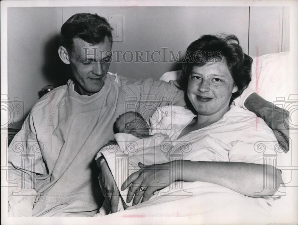 1966 Press Photo Mr. and Mrs. Chester Peck Give Birth to 25,000 Baby - Historic Images