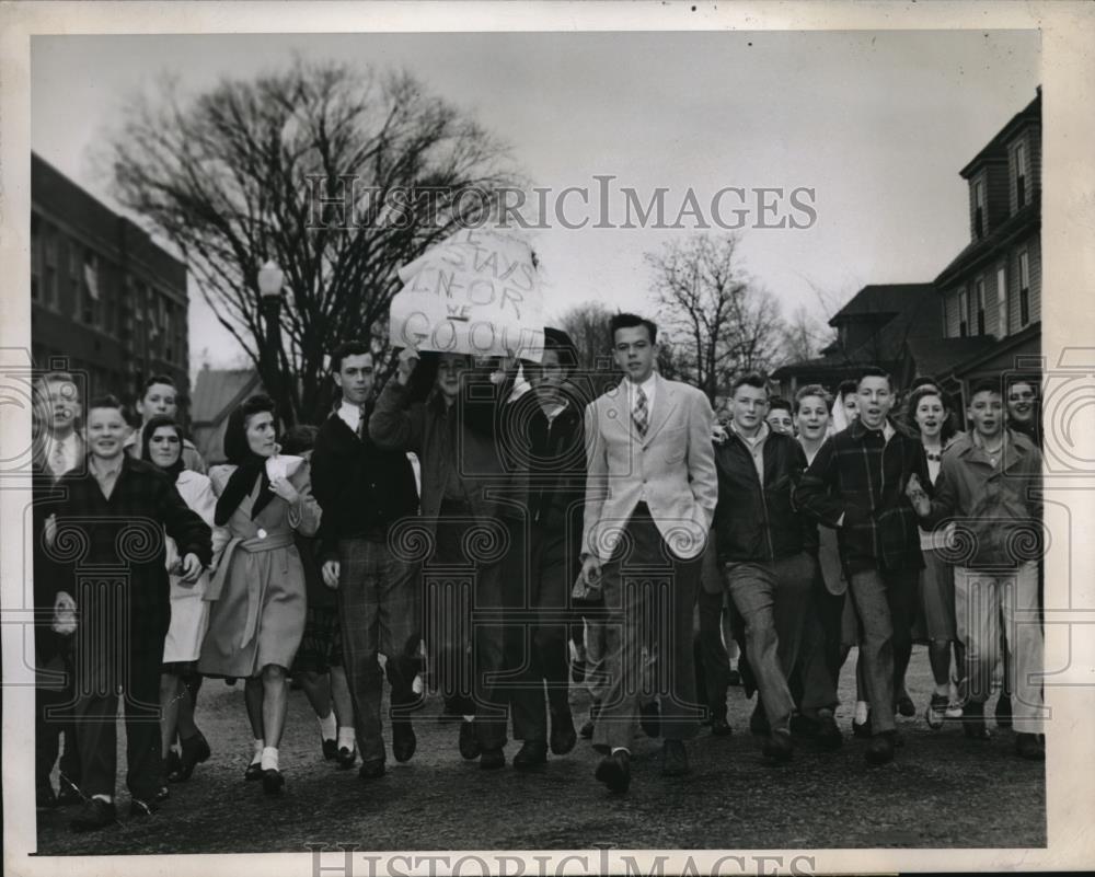 1945 Press Photo High School Students Walk Out On Strike - Historic Images