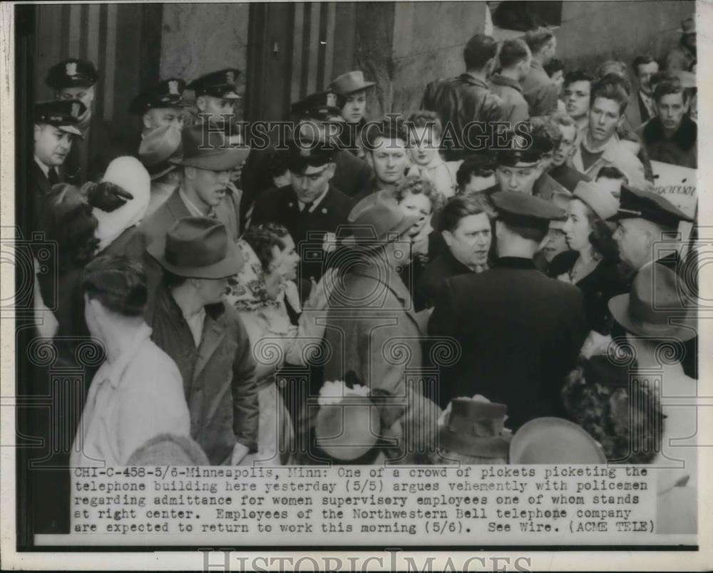 1947 Press Photo One Of A Crowd Of Pickets Picketing The Telephone Building - Historic Images