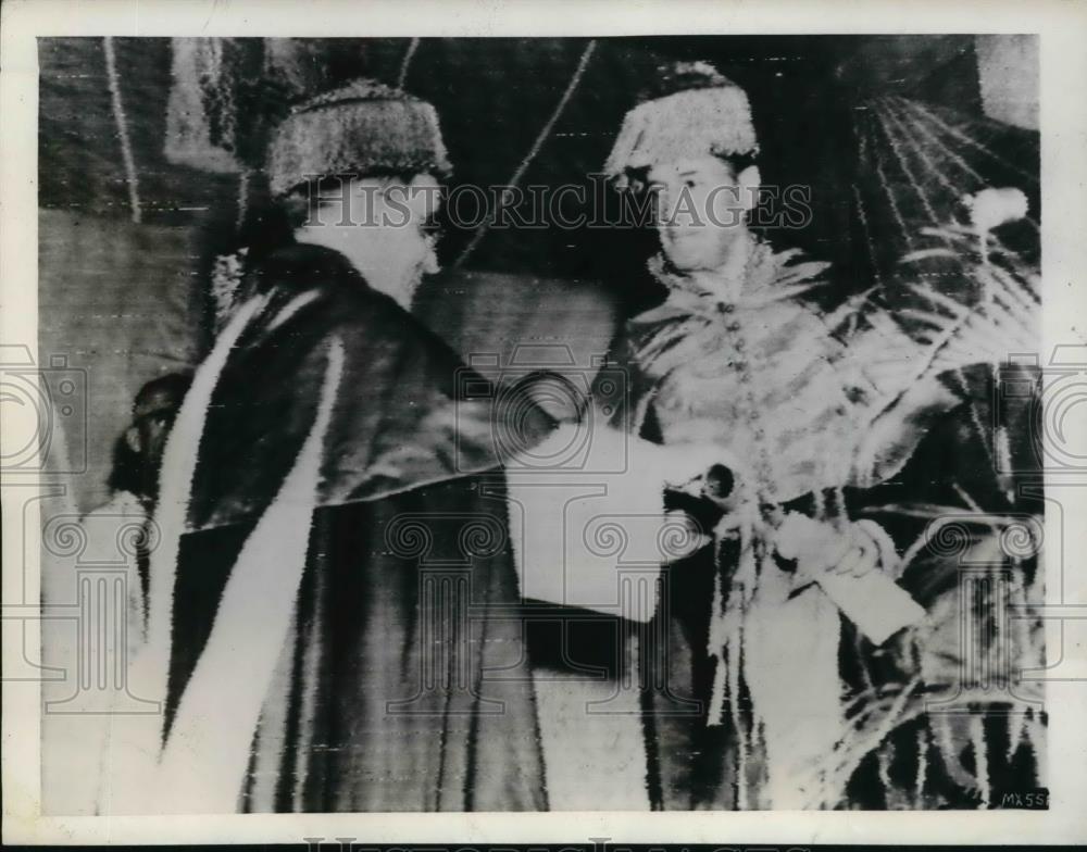 1945 Press Photo Douglas MacArthur Receives Degree From Dr. Fr. Thomas Tascow - Historic Images