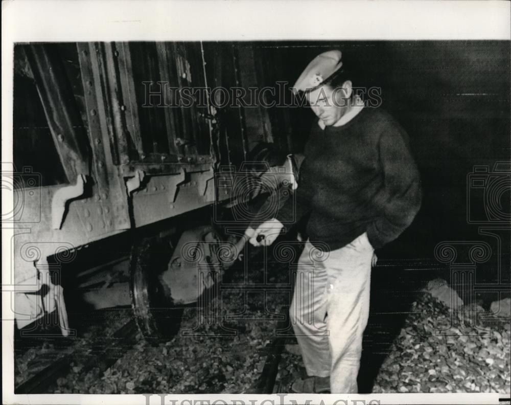 1966 Press Photo Israeli officers check out a train after its derailment near - Historic Images