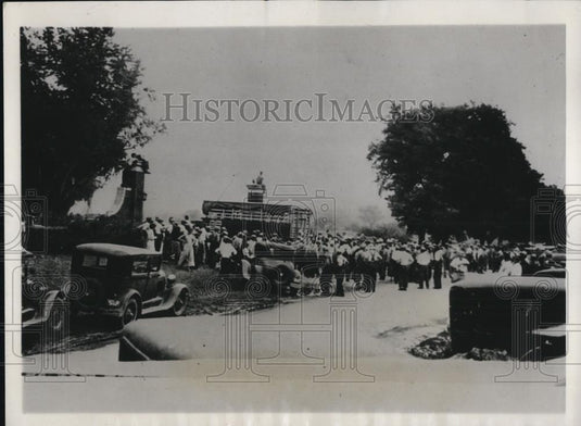 1932 Press Photo Farmers still doing picket duty on highway near Council Bluffs - Historic Images