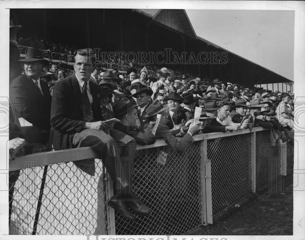 1941 Press Photo Louisville KKY crowds at 67th Ky Derby - nes21416 - Historic Images