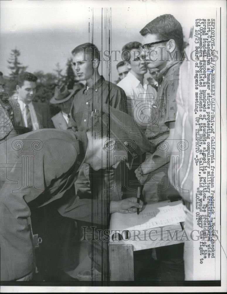 1959 Press Photo Frederick Moore on a hunger strike, gets signatures on petition - Historic Images