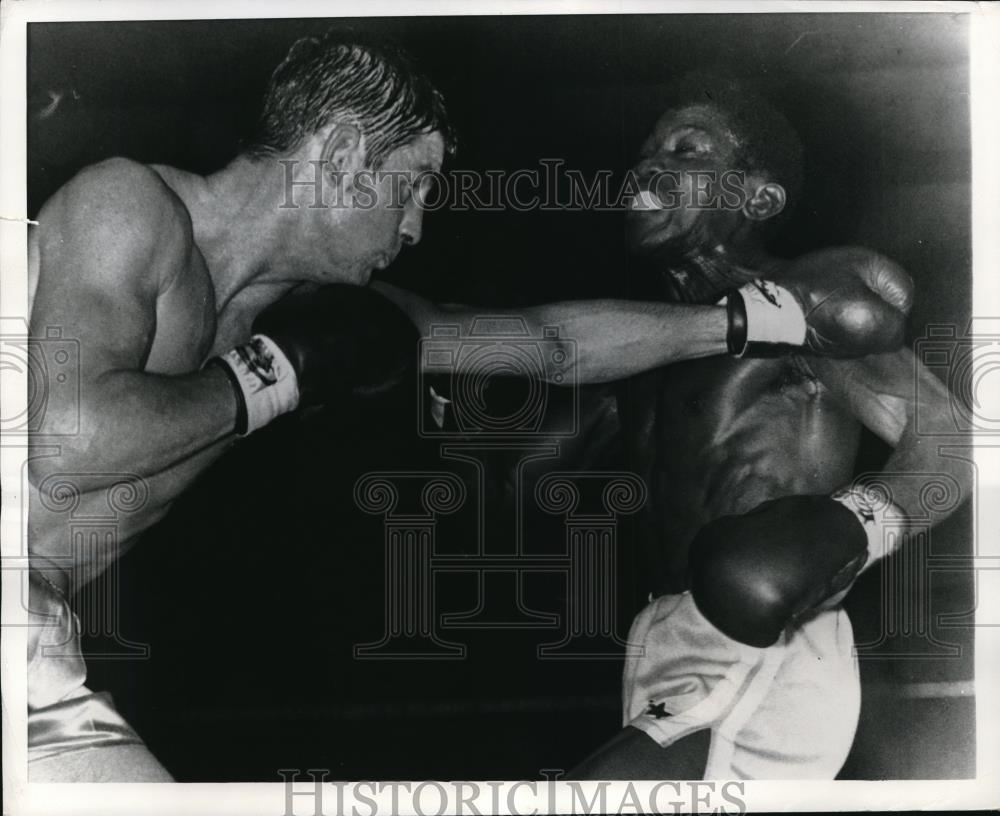 1969 Press Photo London Johnny Famechon vs Jose Legra featherweight bout - Historic Images