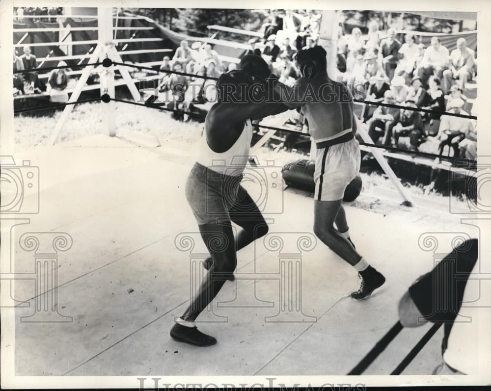 1935 Press Photo Buddy Baer sparring with Cecil Harris at training camp - Historic Images