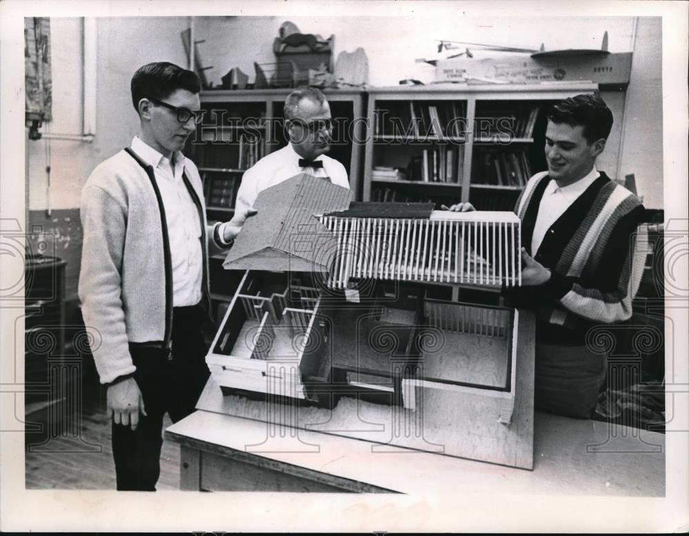 1964 Press Photo Arthur Glass &amp; Roy Walcher display model home with D. Geiger - Historic Images