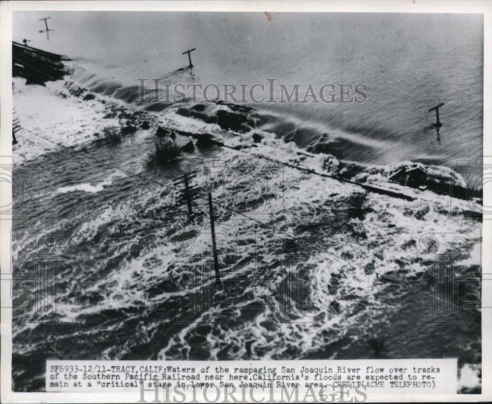 1950 Press Photo Tracy Calif Waters of the rampaging San Joaquin River flow over - Historic Images