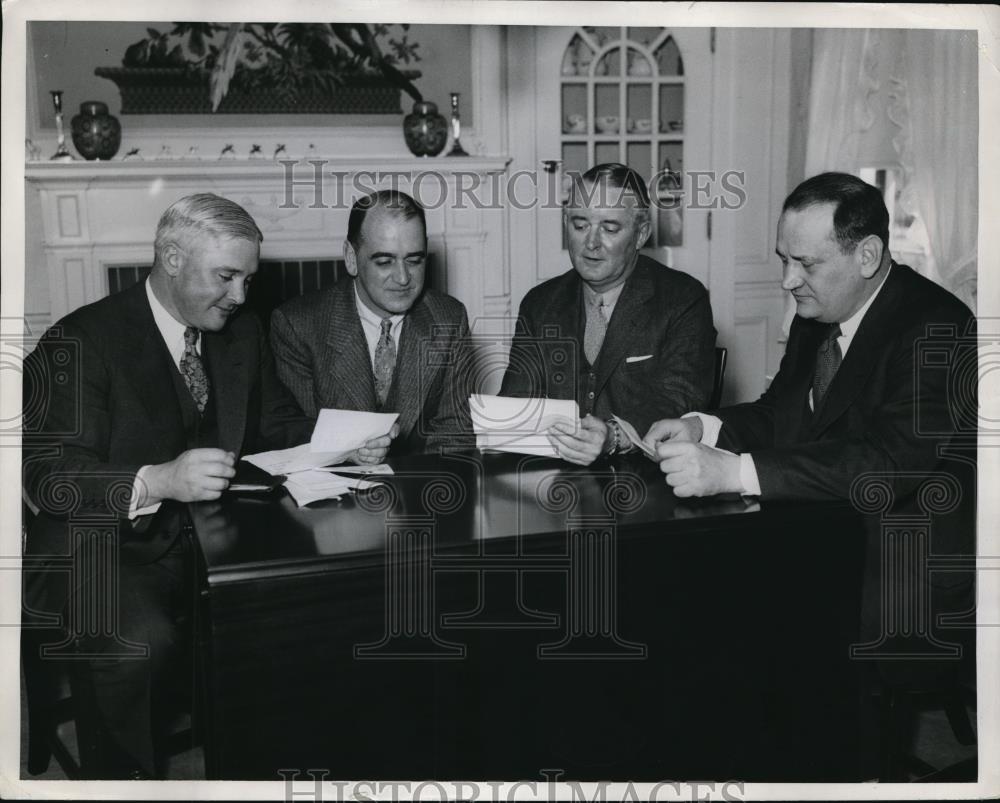 1935 Press Photo C. Slusser, T. Graha, B.M. Robinson &amp; S.M. Gett with agreements - Historic Images