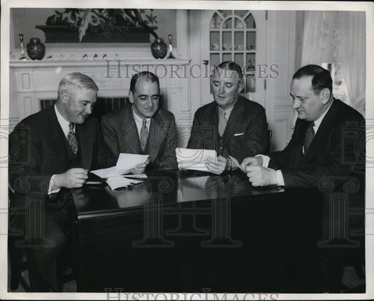 1935 Press Photo C. Slusser, T. Graha, B.M. Robinson & S.M. Gett with agreements - Historic Images