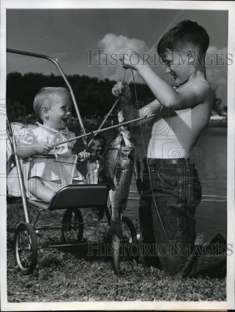 1960 Press Photo Lynn Roberts and his baby sister Sheila fishing - Historic Images