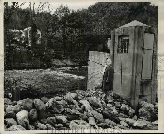1955 Press Photo Mrs Platt looks across the river to her home which was isolated - Historic Images