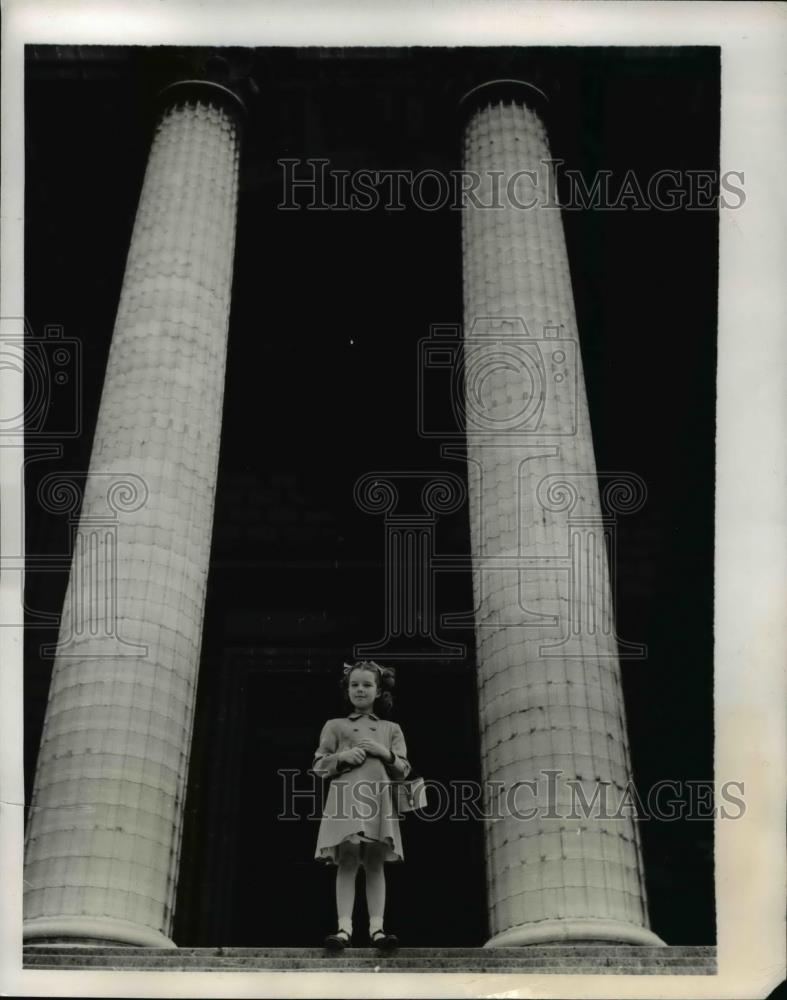 1949 Press Photo Gigi Perreau dwarfed by tall columns in front of the Madeleine - Historic Images