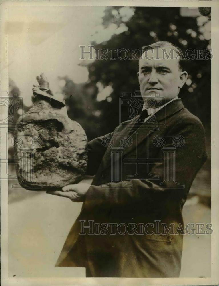 1927 Press Photo Frank P. Jelfe Holding 127 Year Old Heirloom Mutton Shoulder - Historic Images