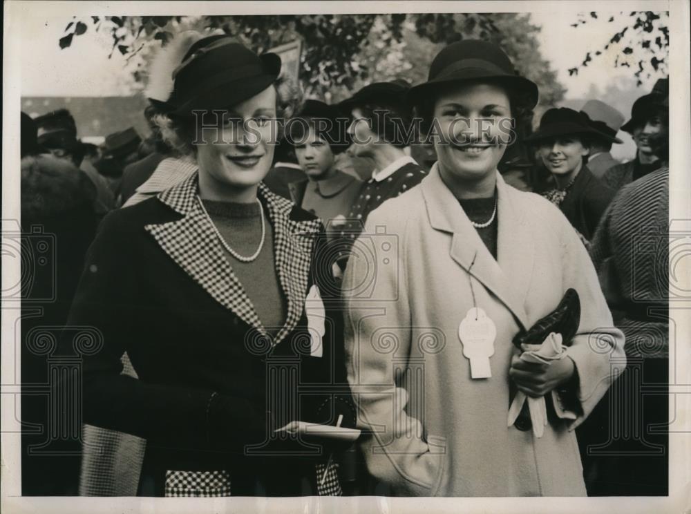 1936 Press Photo Louise Archer Clyde &amp; Carol Cross at Rose Tree fox hunt club - Historic Images