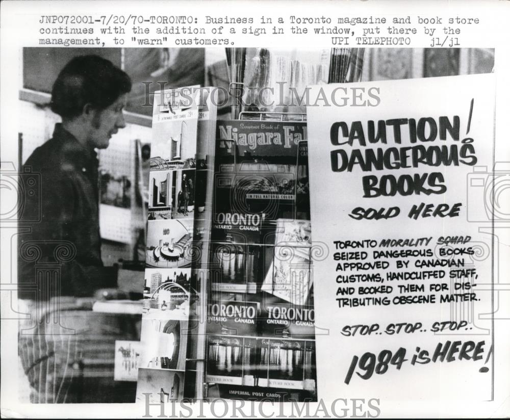 1970 Press Photo Business in a Toronto magazine and Book Store - Historic Images