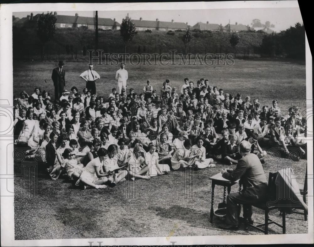 1937 Press Photo TO Harvey at Rebel school in Essex England - Historic Images