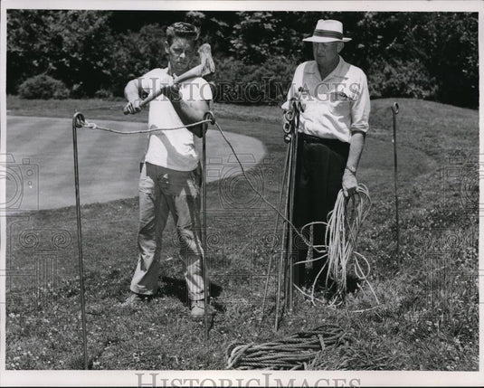 1954 Press Photo Ken Henry knock in iron as Green Supt Hemarn Diety directs. - Historic Images