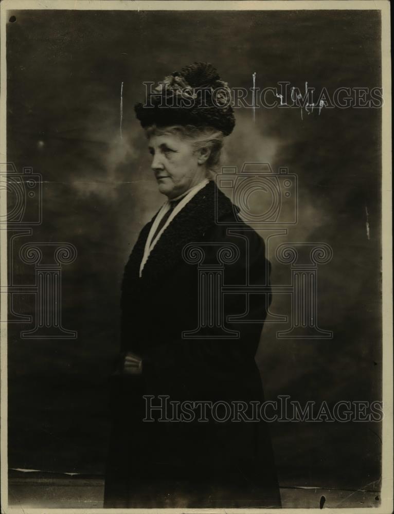 1923 Press Photo Mrs Vincent Gregg Lynn Mass. rents houses to parents 6+ kids - Historic Images